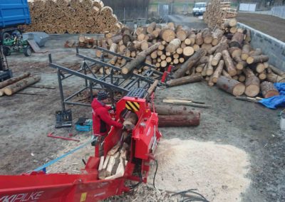 štípání polínek palivové dřevo Prachatice