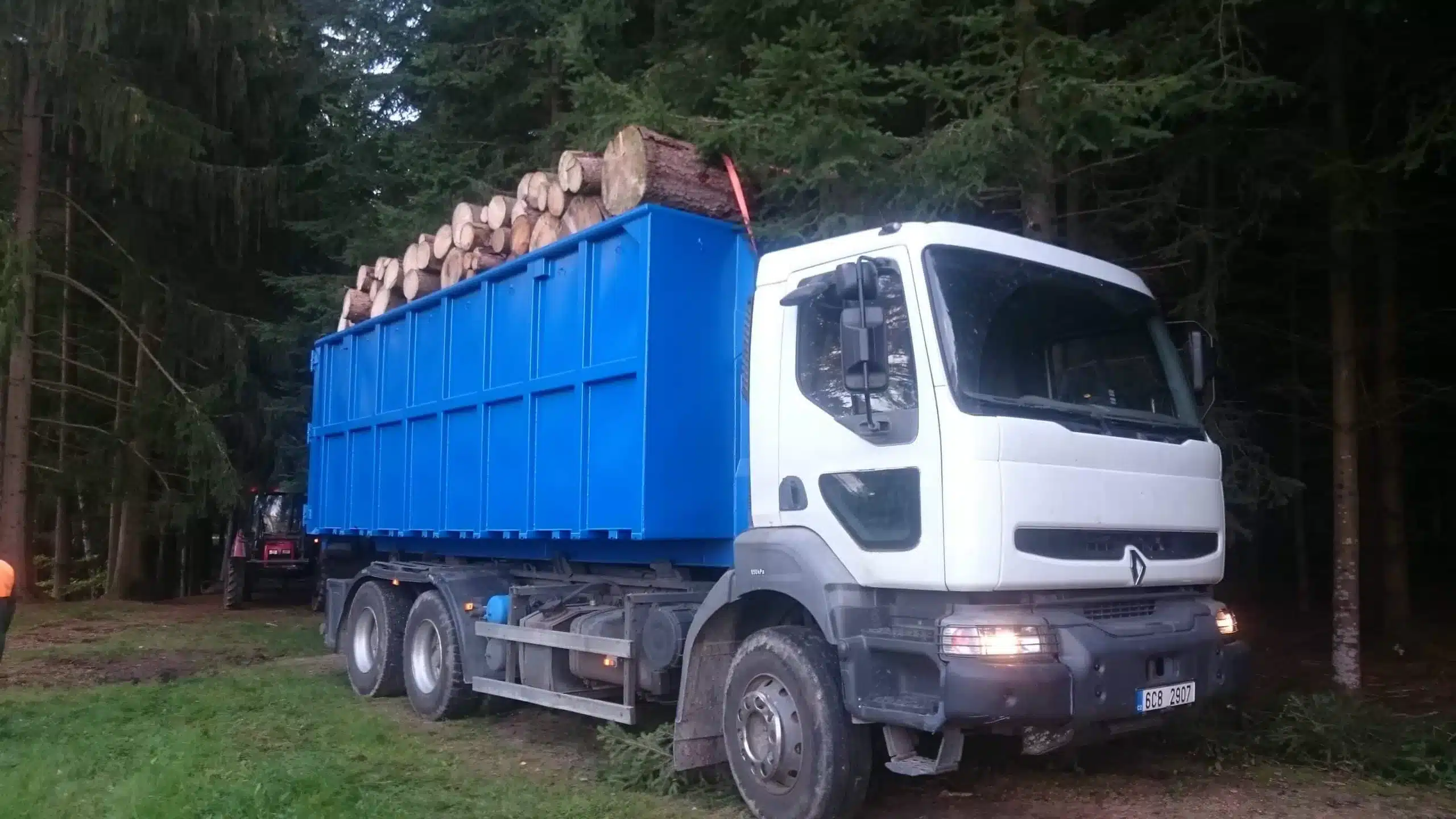 palivové dřevo kulatina doprava naším firemním vozidlem
