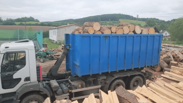 Palivové dřevo smrk metrová polena doprava firemním nákladním vozidlem