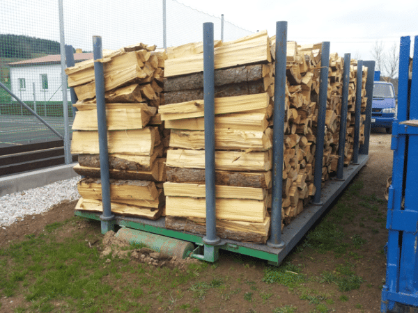 Palivové dřevo smrk metrové štěpiny v kontejneru