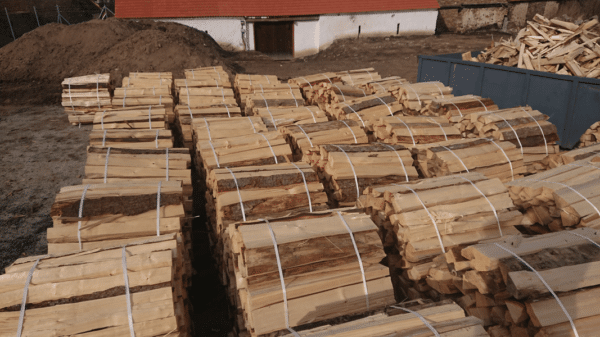 Palivové dřevo smrk metrové štěpiny v balíkách